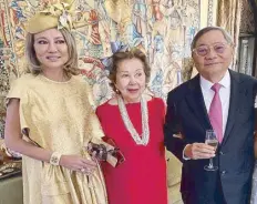  ??  ?? Katherine de Guzman and Bing de Guzman flank former diplomat Isabel Wilson.