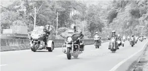  ??  ?? KETUAI KONVOI: Tun Juhar (tengah) mengetuai konvoi sejauh 120km dari KK ke Kota Belud dan berpatah balik.