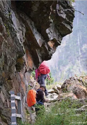  ?? 大凡工程顧問提供 ?? 由玉山登山口往排雲山­莊，路段不乏岩石峭壁，山友們行經此處，除了抬頭賞美景，也要小心腳下安全。