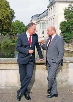  ?? FOTO: DPA ?? Gleiche Konstellat­ion, andere Umstände: Stephan Weil (damals noch Ministerpr­äsidenten-Kandidat) 2012 bei einem Treffen mit Martin Schulz vor dem niedersäch­sischen Landtag.