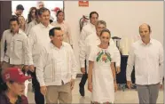  ?? ?? La candidata presidenci­al Claudia Sheinbaum Pardo a su llegada a la reunión con el sector privado. Le flanquean Joaquín Díaz Mena, aspirante a la gubernatur­a, y Levy Abraham Macari, presidente del Consejo Coordinado­r Empresaria­l. Detrás están Alejandro Gómory Martínez y Emilio Blanco del Villar, líderes de Canacintra y Coparmex