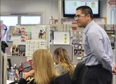  ?? PHOTO CHRIS MCDANIEL ?? Daniel Hurtado, IID customer service supervisor (right), observes as call representa­tives Mayra Silva and Jazmin Arevalo field customer calls recently at the IID customer service contact center in Brawley.