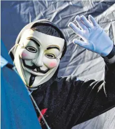  ?? FOTO: DPA ?? Einer der drei Taxiräuber, trug eine solche Guy-Fawkes-Maske, das Erkennungs­zeichen der Hackergrup­pe Anonymous.