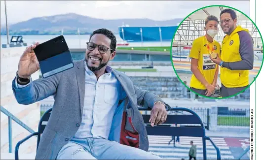  ?? ?? Javier Sotomayor se hace un ‘selfie’ con la Bahía de Santander de fondo. Arriba, posa con su hijo Jaxier y con el oro nacional Sub-16.