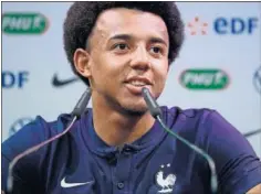  ??  ?? Jules Koundé, en la rueda de prensa con la selección francesa.