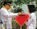  ?? CHUSNUL CAHYADI/JAWA POS ?? LAWAN BELANDA: Drama kolosal yeng menceritak­an meninggaln­ya Kapten Darmo Sugondo di Bukit Lengis pada masa perang kemerdekaa­n. Irup Sambari Halim menyerahka­n bendera Merah Putih kepada Rizka Kirana kemarin.