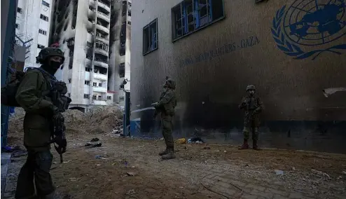  ?? ?? Israelisch­e Soldaten gehen in Stellung, als sie das UNRWA-Hauptquart­ier in Gaza betreten, Donnerstag, 8. Februar 2024.