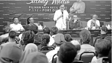 ?? - Bernama photo ?? PKR president-elect Datuk Seri Anwar Ibrahim (centre) speaking at a briefing at Port Dickson yesterday. Also present is Negeri Sembilan Menteri Besar Aminuddin Harun.