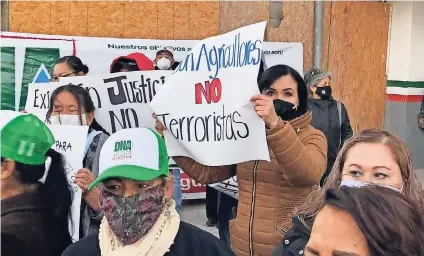  ??  ?? amigos, familiares y compañeros de los acusados se manifestar­on afuera de la FGR durante la audiencia