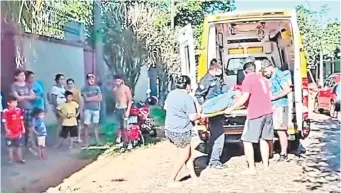  ?? ?? Vecinos y bomberos voluntario­s auxiliaron a la víctima y la derivaron al hospital, donde falleció.