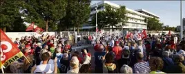  ?? (Photo Patrick Blanchard) ?? À Toulon, plus de deux cents personnes sont venues soutenir les blouses blanches qui « ne veulent pas de retour en arrière.»