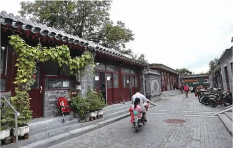  ??  ?? 北京西城区达智桥胡同­整修前（左）后（右）对比