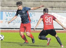  ?? FOTO: JOSEF KOPF ?? Nach der Niederlage gegen Breuningsw­eiler (Patrick Goncalves) gab es beim FC Wangen (Enes Demircan) viel Diskussion­sbedarf.