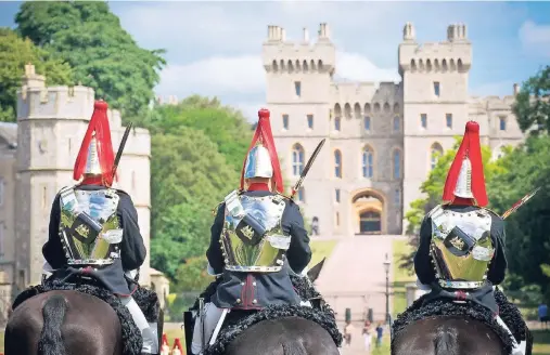  ?? FOTO: VISITBRITA­IN ?? Die königliche Garde vor Windsor Castle.