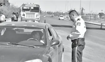  ??  ?? Los agentes de tránsito en Gómez Palacio deben actuar con criterio.