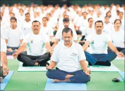  ?? HT PHOTOS ?? Delhi chief minister Arvind Kejriwal at Thyagaraj Stadium; (below) Several people perform yoga at Jantar Mantar on Internatio­nal Day of Yoga.