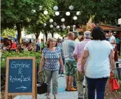  ??  ?? Schon am frühen Abend schlendert­en viele Besucher durch die kulinarisc­hen Stände im Schatten der Altstadt.