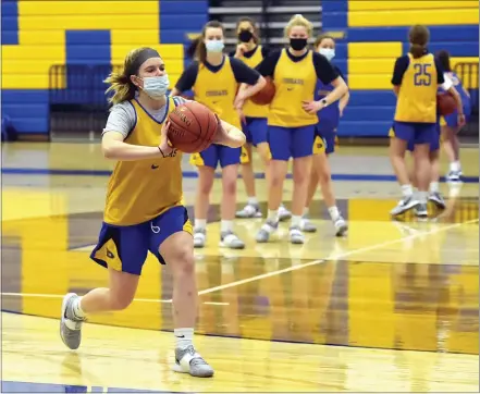  ?? PETE BANNAN — MEDIANEWS GROUP ?? Downingtow­n East senior Mary McFillin leads the team through a drill during practice last Friday.