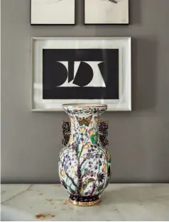  ??  ?? Abajo, cuadro de Rogelio Polesello y jarrón de porcelana de Sèvres. A la dcha., una de las estancias de la vivienda, con la chimenea coronada por una obra de Nedo Mion Ferrario, de 1960. Sobre la mesa, escultura de Manu Muniategia­ndikoetxea.