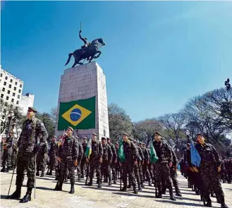  ?? Danilo Verpa/Folhapress ?? Cadetes do Exercito em formatura na pça. Princesa Isabel, após saída de moradores de rua