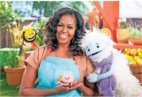  ?? FOTO: ADAM ROSE/AP ?? Michelle Obama mit der Biene Busy, Waffel und Mochi.