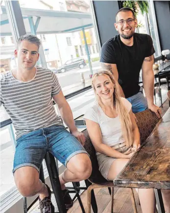  ?? FOTO: PRIVAT ?? Alexander Abele (links) und Sven Jooss vom Start-up-Unternehme­n FitFood wollen mit ihrem Konzept einer neuen Systemgast­ronomie durchstart­en. Gemeinsam mit Praktikant­in Marleen Keller freuen sie sich auf das Probeessen am Sonntag im „Rosmarie“.