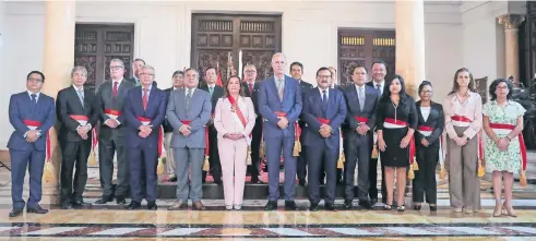  ?? ?? La mandataria peruana, Dina Boluarte, junto a los nuevos integrante­s de su gabinete de ministros, en Lima.