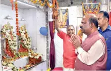  ?? ANI ?? West Bengal Governor C.V. Ananda Bose praying at a Hanuman temple in Kolkata on Ram Navami on Wednesday.