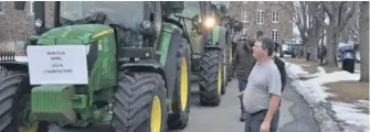  ??  ?? Plus de 50 tracteurs ont été déplacés à Oka le 30 mars pour protester contre le possible retour du projet de mine de niobium.