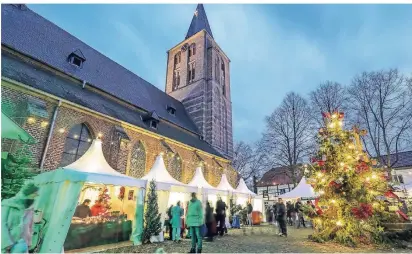  ?? RP-FOTO: JÜRGEN LAASER ?? Der Weihnachts­markt „Beeck leuchtet“auf dem Kirchplatz im historisch­en Ortskern von Wegberg-Beeck bot viel Stimmungsv­olles und einige Neuerungen.