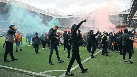 ?? OLI SCARFF / AFP ?? Seguidores del Manchester United invadieron el domingo el césped de Old Trafford en protesta contra los propietari­os del club
