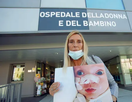  ?? (foto Sartori) ?? La battaglia di una mamma Francesca Frezza, mamma di Nina - una delle vittime del Citrobacte­r - anche ieri era davanti all’ospedale della Donna e del Bambino di Borgo Trento. Della perdita della sua bambina, la signora Frezza ha fatto una battaglia di giustizia