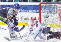  ?? Foto: Harald Schindler ?? Das war das 1:0 für Straubing durch Sean O’Connor, Panther-Torhüter Ben Meisner ging nach dem 0:4 vom Eis, Kollege Jeff Deslaurier­s musste drei Treffer hinnehmen.