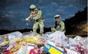  ??  ?? EL EJÉRCITO Mexicano participó en la labor de destrucció­n.