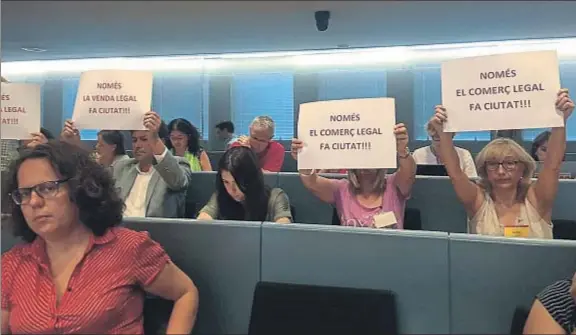  ?? TWITTER ?? Un grupo de comerciant­es expresó en el debate en comisión sus protestas por la tolerancia municipal con el top manta