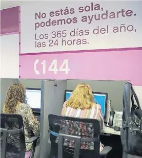  ??  ?? Atención. En el call center derivan al 911 si la situación es de peligro.