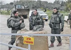  ??  ?? 0 Israeli troops near the border with Gaza yesterday