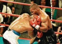  ?? STEVE MARCUS REUTERS-29/06/1997 ?? Orelha. Tyson morde Holyfield no 3º assalto em Las Vegas