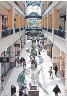  ?? FOTO: IMAGO ?? In Lissabon haben Einkaufsze­ntren wieder geöffnet.