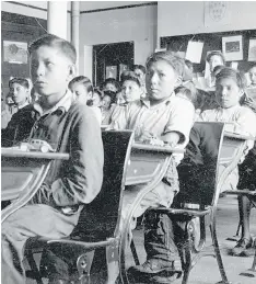  ?? ANGLICAN CHURCH ARCHIVES ?? Children attending residentia­l school are pictured in a typical classroom.