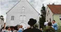  ?? Foto: Günter Stauch ?? Einer Exkursions­delegation erklärte Buttenwies­ens und Wertingens Gemeindear­chi var Johannes Mordstein, der ins jüdische Leben im Zusamtal einführte, die Pläne für die wiederbele­bte Binswanger Synagoge (links).