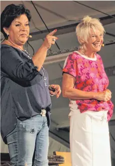  ?? FOTO: GERHARD RUNDEL ?? Die Kabarettis­tinnen Petra Binder (links) und Doris Reichenaue­r schnattert­en ohne Unterlass – zur Freude des Publikums.