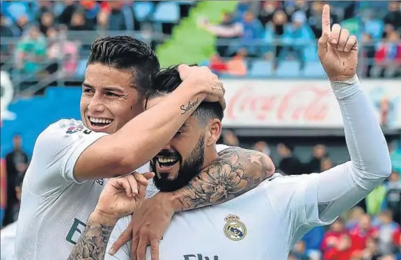  ?? GERARD JULIEN / AFP ?? James e Isco celebran el segundo gol del Madrid, obra de Isco, que encarrilab­a definitiva­mente la victoria de los blancos en Getafe