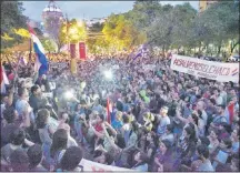  ??  ?? Centenares de personas respondier­on a la convocator­ia “Salvemos al Chaco” y se manifestar­on en todo el país.