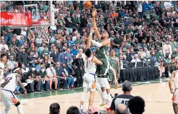  ??  ?? ESTRELLA. Giannis Antetokoun­mpo brilló y los Bucks siguen vivos.