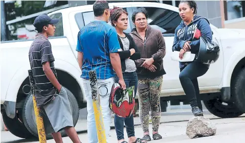  ?? FOTO: DAVID ROMERO ?? La mamá de Merlin Joel Martínez llegó a la morgue del Ministerio Público para hacer los trámites del retiro del cadáver de su hijo.