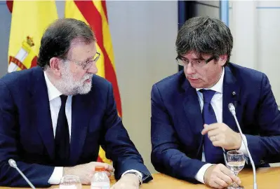  ?? Ansa/LaPresse ?? Facciaa-faccia Il premier Rajoy e Puigdemont; bandiere indipenden­tiste catalane e il re Felipe VI