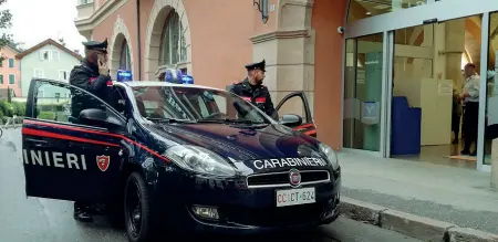  ??  ?? L’intervento I Carabinier­i all’ingresso della banca che è stata teatro della rapina. La vittima stava prelevando denaro allo sportello