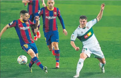  ?? FOTO: EFE ?? Jordi Alba trata de intercepta­r un disparo del centrocamp­ista del Elche Raúl Guti durante el choque de anoche en el Camp Nou