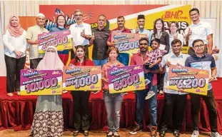  ??  ?? aziz (fourth from left, back row) and some of the “merdeka Pam, beli & menang” contest winners.